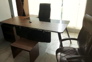 Desk with a distinctive design made of MDF wood and acrylic veneer, starting from a size of 160 cm.