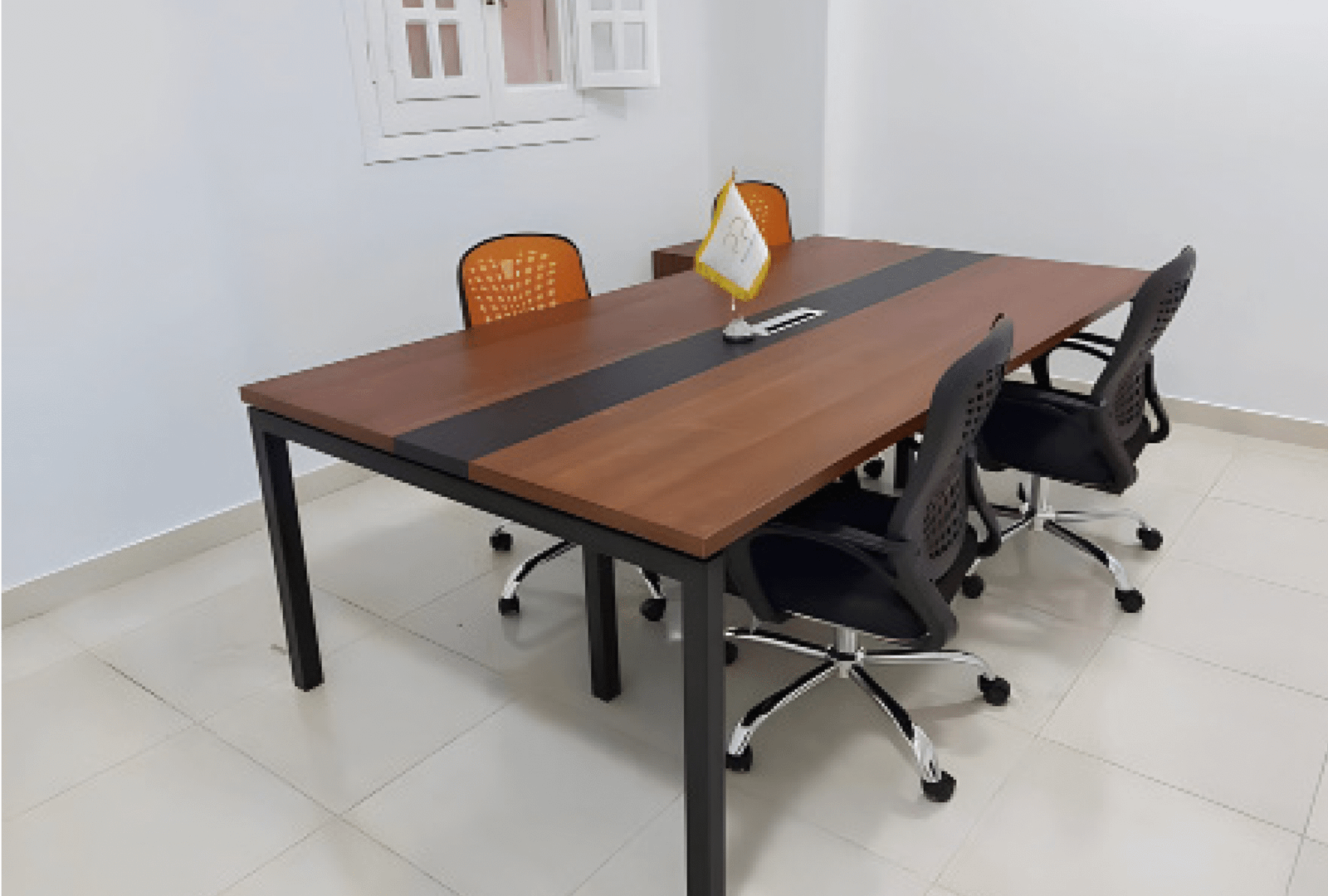 Meetign table with a distinctive design made of MDF wood and acrylic veneer, starting from a size of 180 cm.price per meter
