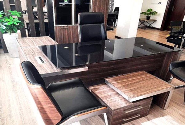 Executive desk with a distinctive design made of MDF wood and PVC veneer, supported by a side panel