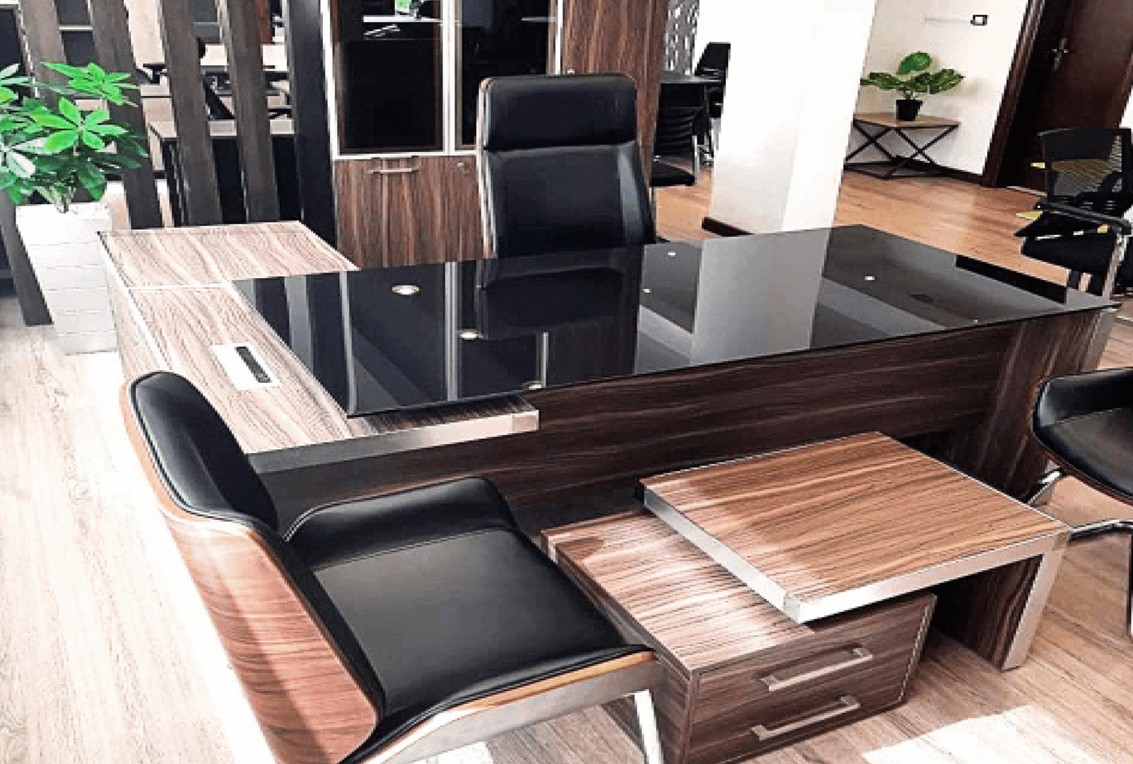 Executive desk with a distinctive design made of MDF wood and PVC veneer, supported by a side panel