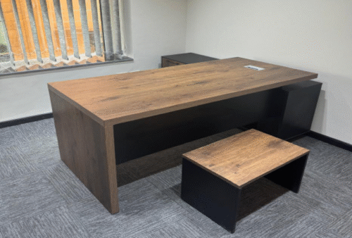 Executive desk with a distinctive design made of MDF wood and PVC veneer, supported by a side panel