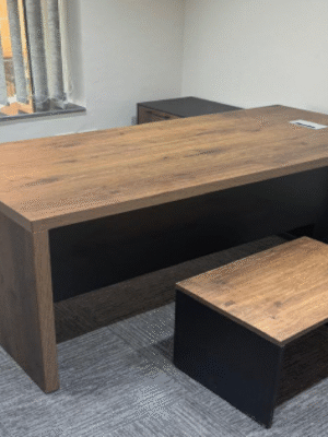 Executive desk with a distinctive design made of MDF wood and PVC veneer, supported by a side panel