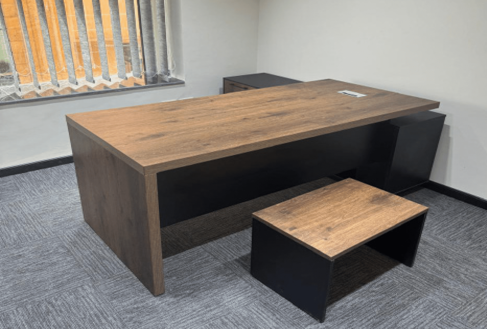 Executive desk with a distinctive design made of MDF wood and PVC veneer, supported by a side panel